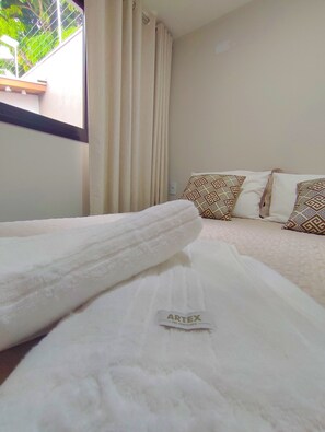 6 bedrooms, desk, iron/ironing board, free WiFi