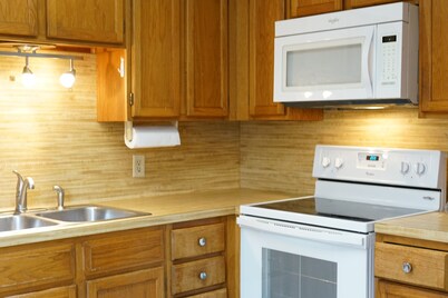 2 BR 2.5 Bathroom Townhouse Near Memorial City