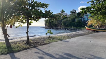 Plage, chaises longues, serviettes de plage