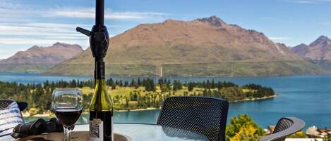 تناول الطعام بالخارج