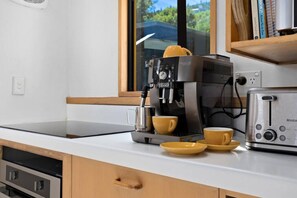 Køleskab, mikrobølgeovn, ovn, kogeplade