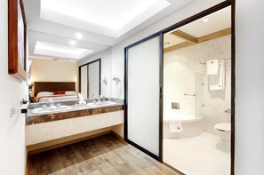 Hair dryer, towels, soap, shampoo - Hotel Gillow (Mexico City)