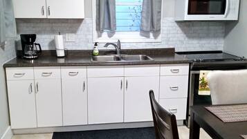 Bungalow Deluks, beberapa kamar, pemandangan kota | Dapur pribadi | Mesin pembuat kopi/teh, ketel listrik, dan peralatan masak/sendok-piring
