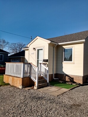 Exterior detail - Toronto Furnished Living- Niagara Falls (Niagara Falls)