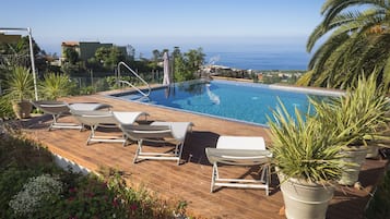 Piscina all'aperto, una piscina riscaldata