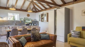 Smart-tv, een open haard, boeken en een stereo