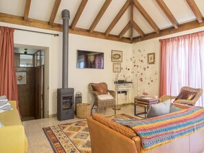 Smart TV, fireplace, books, stereo - Very private and quiet villa with stunning views. (La Orotava)