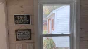 Une pièce avec une fenêtre, des murs en bois et deux panneaux : l’un indique « Comté de Door, Wisconsin » et l’autre dit : « Il n’y a pas de Wi-Fi dans les bois, mais je vous promets que vous y trouverez une connexion bien meilleure. »
