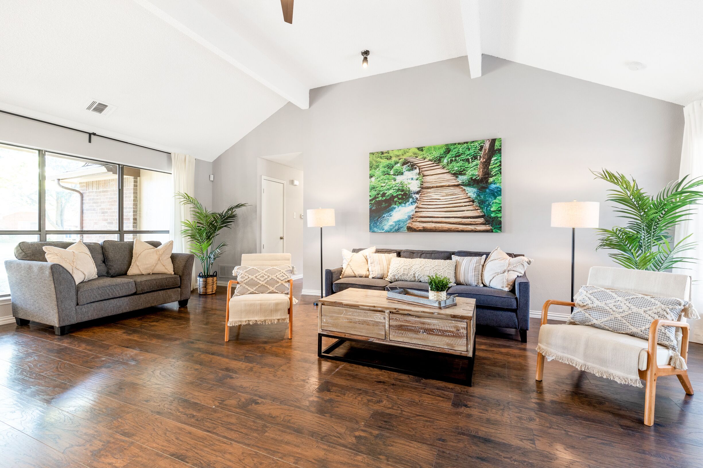 Cheerful 4 bedroom home in a serene neighborhood