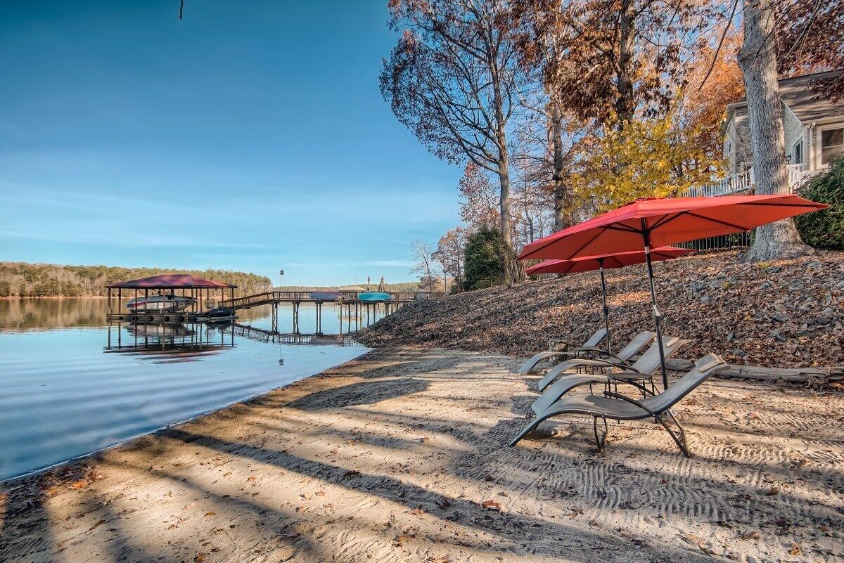 Corporate Rental-3 month minimum booking-LAKE FRONT WITH A PRIVATE BEACH! 