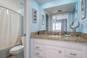 Combined shower/tub, towels