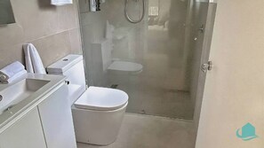 Shower, eco-friendly toiletries, hair dryer, towels - Charlottes Rhapsody - Bush and Lake Views (Bonnells Bay)