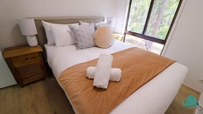 3 bedrooms, iron/ironing board, WiFi, bed sheets - Charlottes Rhapsody - Bush and Lake Views (Bonnells Bay)