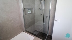 Dusche, umweltfreundliche Kosmetikartikel, Haartrockner, Handtücher
