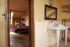 6 quartos, Wi-Fi, roupa de cama, acesso para cadeiras de rodas