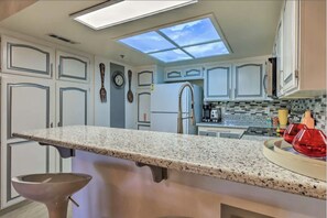 Refrigerador, microondas, parrilla de estufa y lavavajillas 