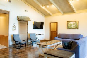 Smart-TV, DVD-Player, Tischfußball, Tischtennisplatte