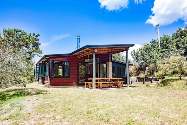 Outdoor dining - Whangapoua Family Bach - 100m to the beach! (Whangapoua)
