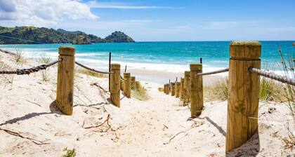 Whangapoua Family Bach - 100m to the beach!
