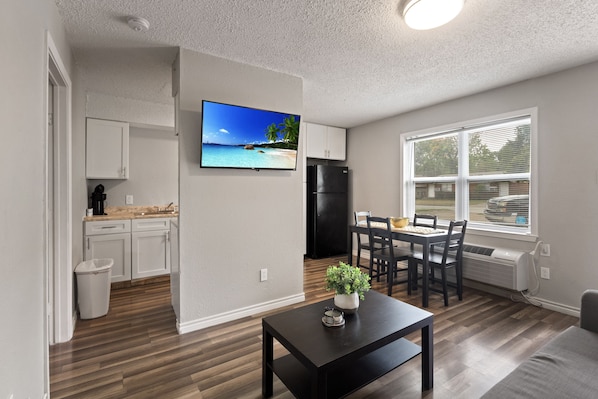 Smart TV - One bed/One bath/full kitchen Apt. - 1 mile from AT&T Stadium 🏟  (Arlington)