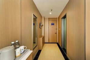 Ein Hotelkorridor mit Holzwänden, einem Empfangsbereich und einer Tür mit einem Schild.