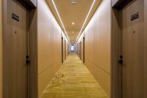 A hotel hallway with doors on both sides, a patterned carpet, and overhead lighting. - Super 8 Hotel Select Panjin Liaodongwan New Zone Binhai Avenue (Panjin)