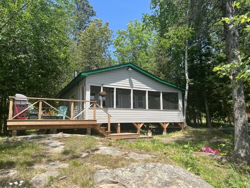 Charming, quiet & rustic cabin on the French River with enclosed porch and deck