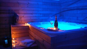A wooden spa bath with a bottle of champagne and candles. - The World of Echozellia - Loft Z (Saint-Germain-des-Champs)