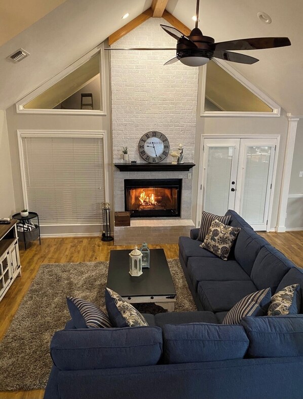 Smart TV, chimenea y futbolito 