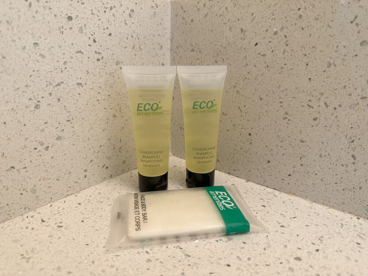 Dos tubs de productes de benvinguda ECO condicionador per xampú i una pastilla de sabó.