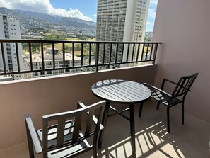 Outdoor dining - Royal Kuhio 1702 - Spacious Studio w/ Stunning Mountain View in Heart of Waikiki (Honolulu)