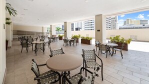 Outdoor dining - Royal Kuhio 1703 - Spacious Studio w/ Stunning Mountain View in Heart of Waikiki (Waikiki)