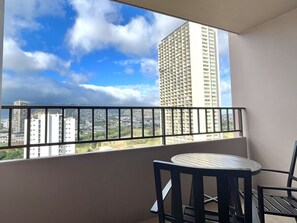 Outdoor dining - Royal Kuhio 1704 - Spacious Studio w/ Stunning Mountain View in Heart of Waikiki (Waikiki)