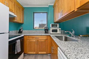 Refrigerador, microondas, horno y parrilla de estufa