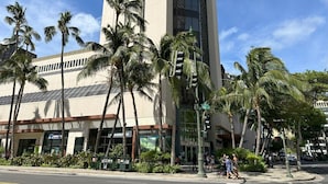 Exterior - Royal Kuhio 2302 【PARKING INCLUDED】- Spacious Upgrade Studio w/ Stunning Mountain Views in Waikiki (Waikiki)