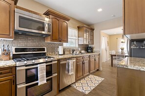 Frigorifero, microonde, forno, piano cottura