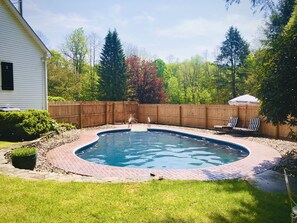 Una piscina al aire libre, una piscina climatizada