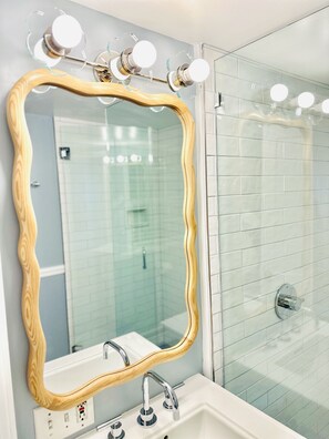 Ensemble douche/baignoire, sĂšche-cheveux, serviettes fournies, savon