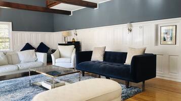 Smart TV, caminetto, libri