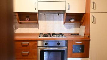 KylskÄp, ugn och matbord