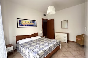 2 bedrooms, bed sheets -  N243 - Numana, three-room apartment in residence with swimming pool  (Maratta)