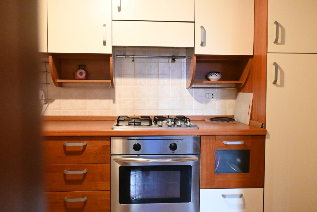 Frigorifero, forno, tavolo da pranzo