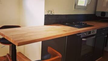 Réfrigérateur, micro-ondes, four, cafetiÚre/bouilloire