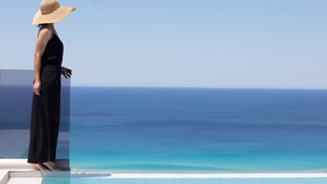 A person standing by a pool with a view of the ocean. - Brand new villa in Falasarna★Seaview★Infinity pool (Phalasarna)