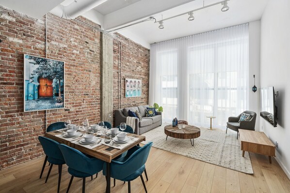 Luxury Apartment, 2 Bedrooms (100) | Living area | 65-inch Smart TV with cable channels, TV, Netflix - Bakan - Sainte Catherine (Montreal)