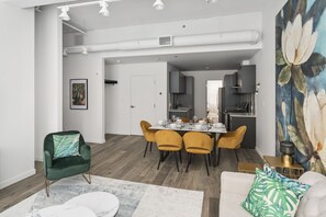 65-inch Smart TV with cable channels, TV, Netflix - Bakan - Sainte Catherine (Montreal)