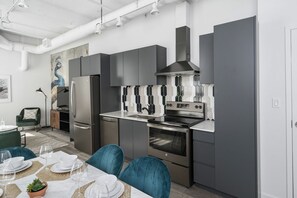 Design Apartment, 1 Bedroom (201) | Private kitchen | Full-size fridge, microwave, oven, stovetop - Bakan - Sainte Catherine (Montreal)