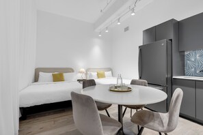 Premium bedding, memory foam beds, individually decorated - Bakan - Sainte Catherine (Montreal)