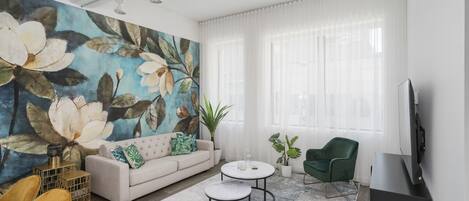 Smart TV 65 pollici con canali via cavo, TV, Netflix