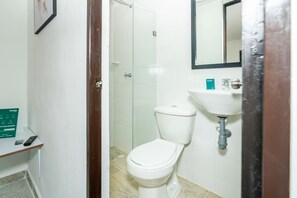 Habitación doble | Baño | Regadera, amenidades de baño gratuitas, toallas, jabón 